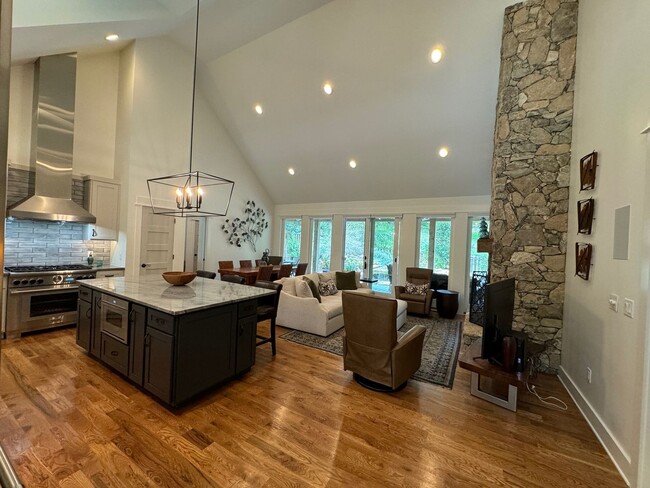 Building Photo - Weaverville - Stunning Custom Build!