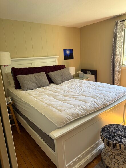 one bedroom showing queen bed - 64 Lyman St