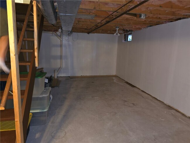Building Photo - 26 Treetop Dr