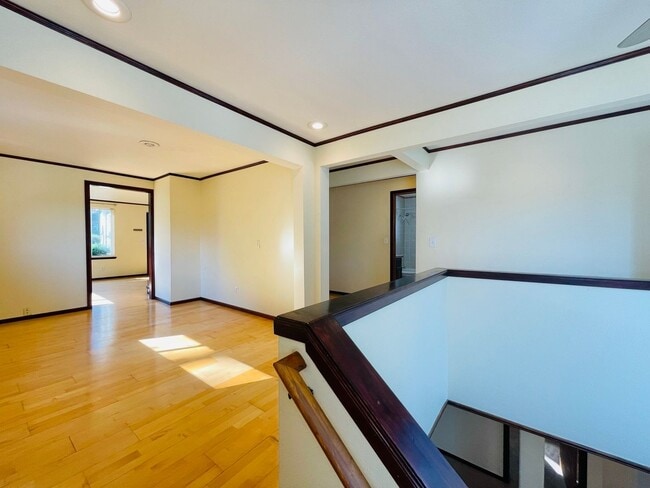 Building Photo - Massive House with Elegant Finishes in Madison Valley!