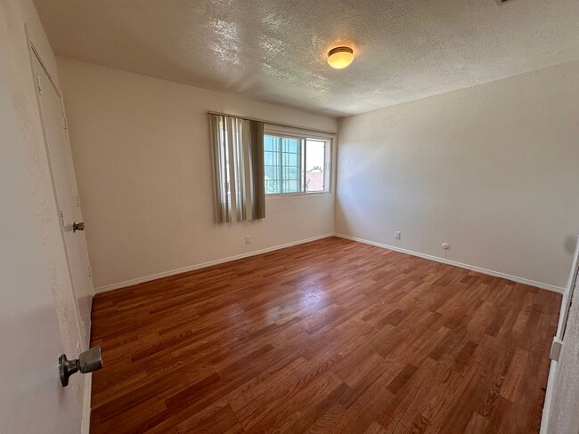 Building Photo - 3 Bedroom 1 Bath (Upstairs) with Laundry H...