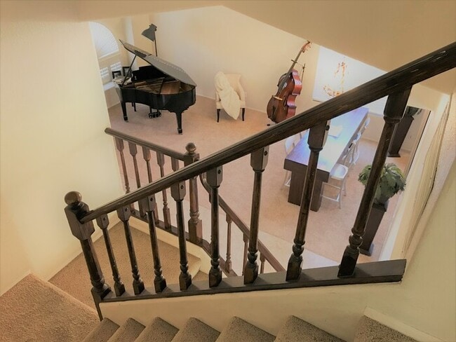 Building Photo - Beautiful 4Bd x 2.5Bath w/ HUGE Backyard &...