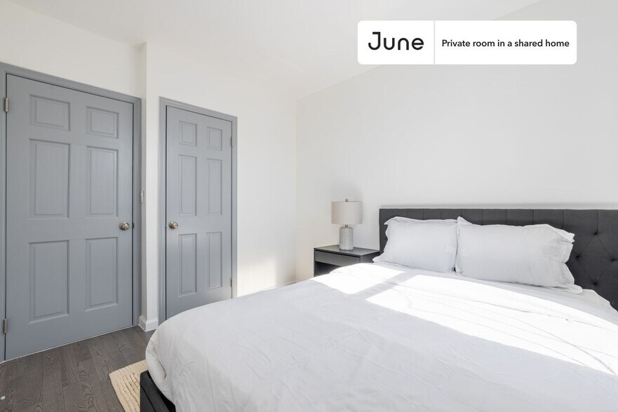Building Photo - Private bedroom in 4 bed/2 bath Home