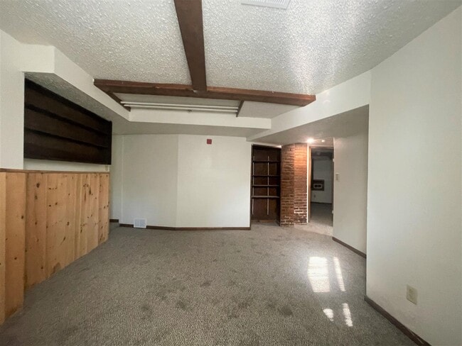 Building Photo - 831 E College St