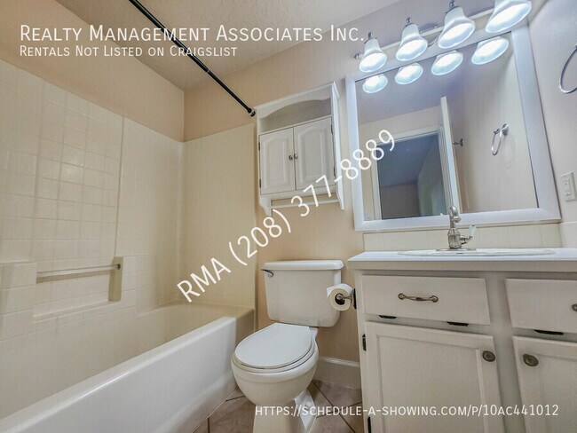 Building Photo - 2717 E Sandgate Ave