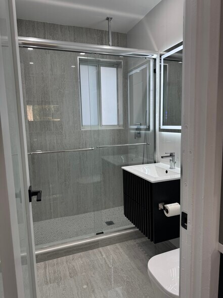 Building Photo - 125 NE 30th Ct