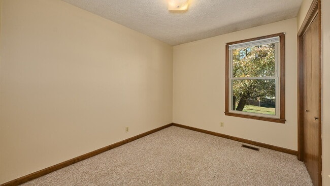 Building Photo - For Rent: 3BR, 1 1/2BA house (Please speak with us before applying.)