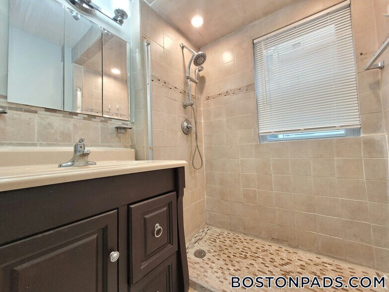 Building Photo - 17 Wachusett St