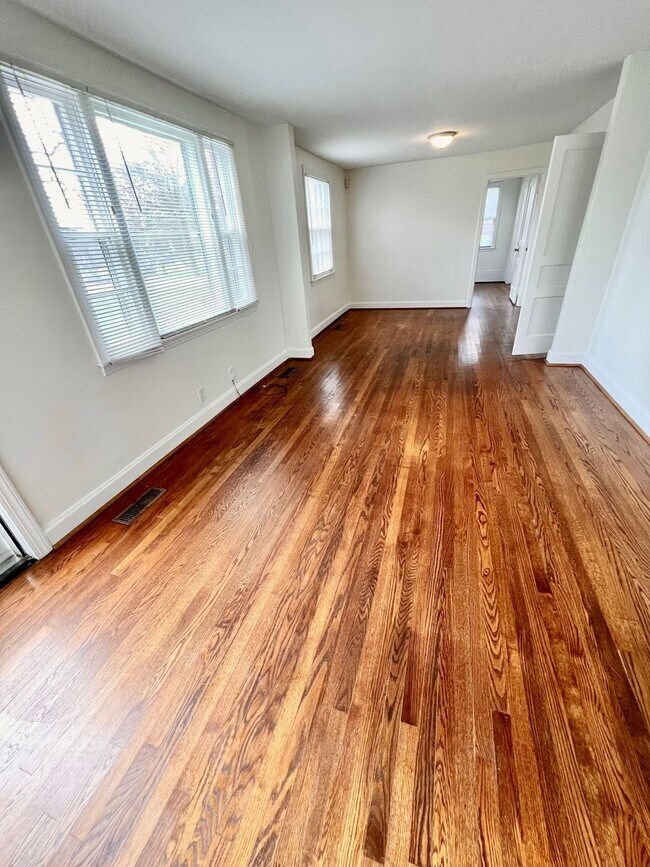 Building Photo - Madison Stunner! 3 Bed 2 Bath House W/ Fenced Back Yard
