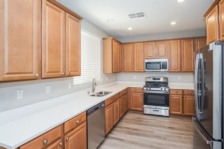 Building Photo - 10563 La Campana St