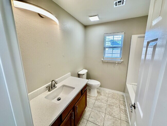 Building Photo - 6 Roessler Ln