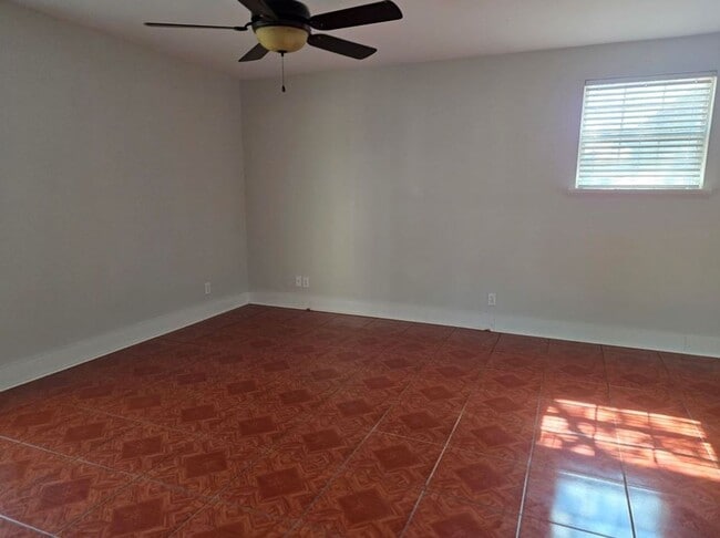 Building Photo - FOR LEASE!!