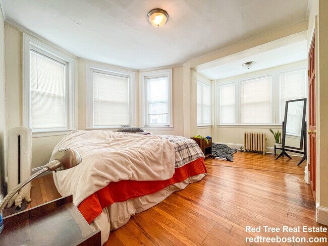 Building Photo - 248 Kelton St