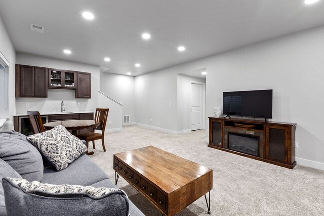 Building Photo - 4 Bedroom, 3 Bathroom 2.8 miles from Old T...