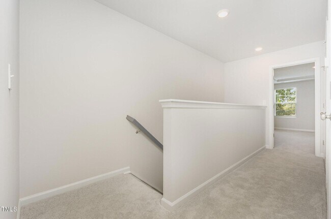 Building Photo - 172 Paramount Dr