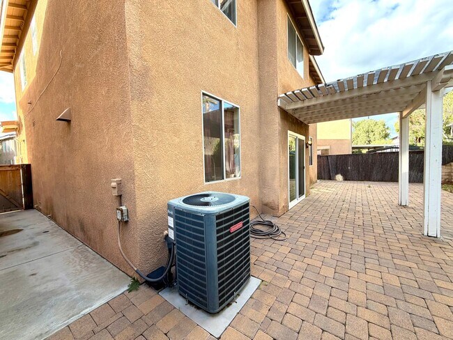 Building Photo - Move-In Ready 3 bedroom & 2.5 bathroom Home in the Gated Laurel Creek Community