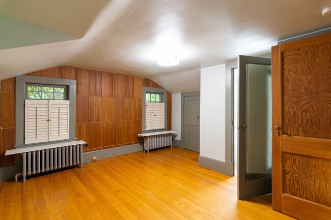 Building Photo - Inviting Stone Home for Rent – Walking Dis...