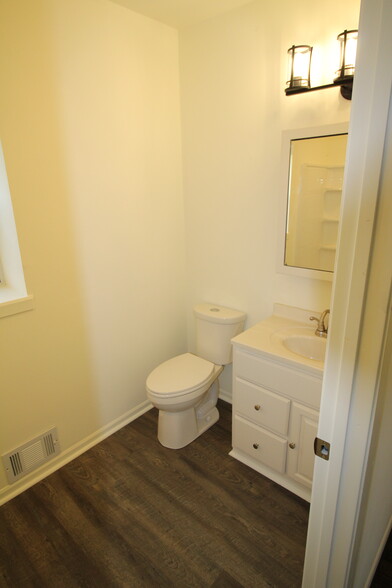 Main Bathroom - 7219 W Walker St