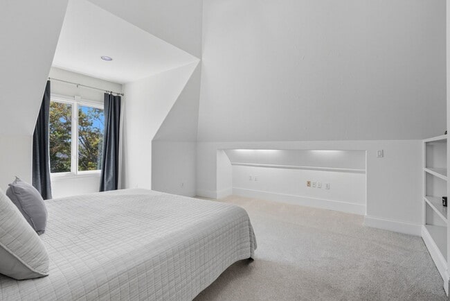Building Photo - Princeton Hills Fully Furnished