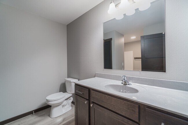 Building Photo - Modern 2 Bedroom, 2 Bathroom Residence wit...