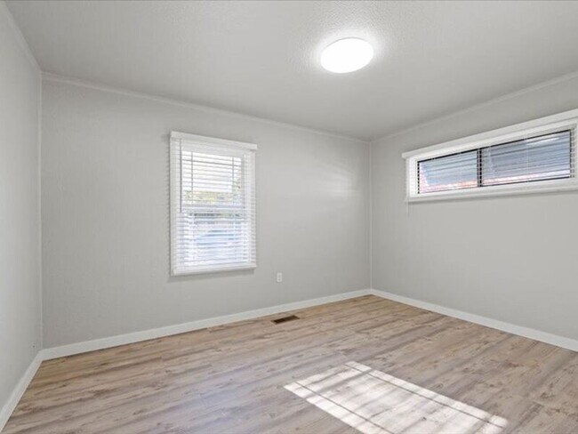 Building Photo - 1006 Van Giesen St