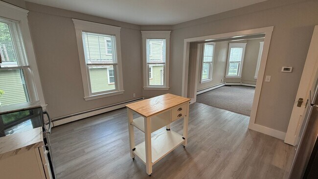 Building Photo - Charming 2-Bedroom w/ Office Apartment in ...