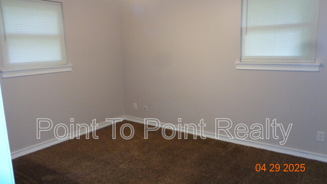 Building Photo - 1204 Crown Dr
