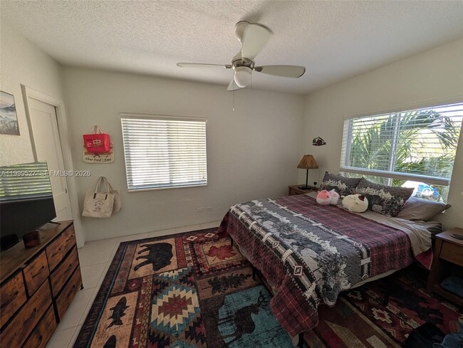 Building Photo - 729 NE 16th Ave