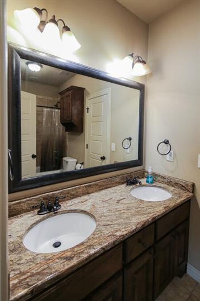 Building Photo - Gorgeous 4-Bedroom Home Ready to move in ASAP.