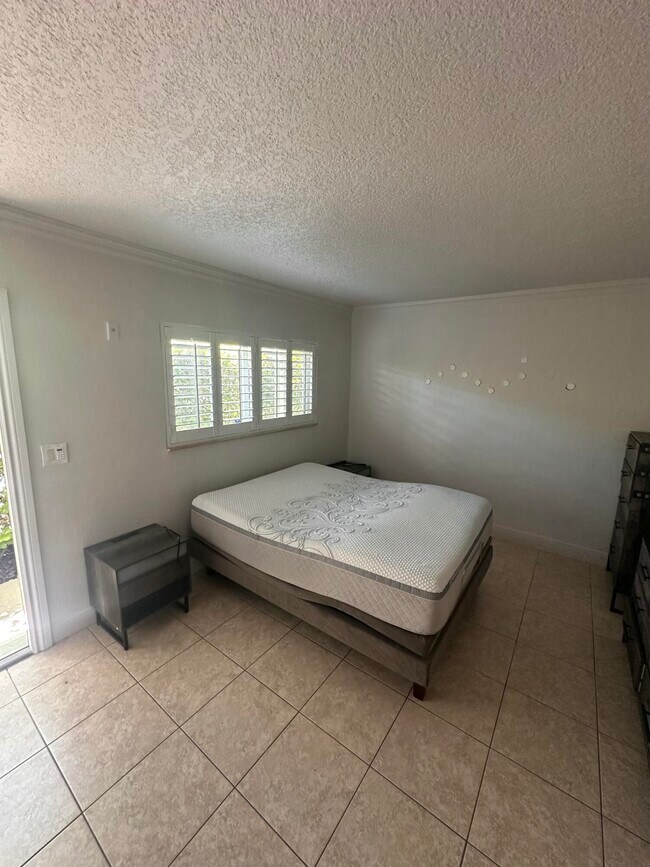 Building Photo - 2124 NE 5th Ave