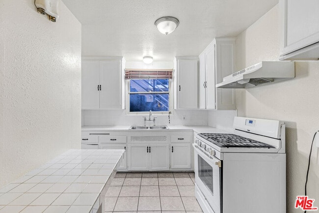 Building Photo - 3725 S Victoria Ave