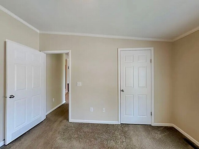 Building Photo - Fabulous ranch home on 1/2 acre.