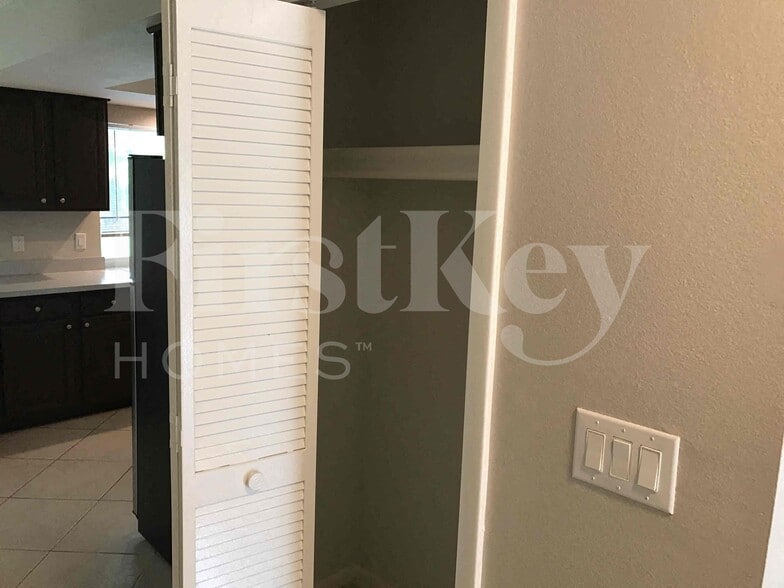 Building Photo - 904 SE 34th Terrace