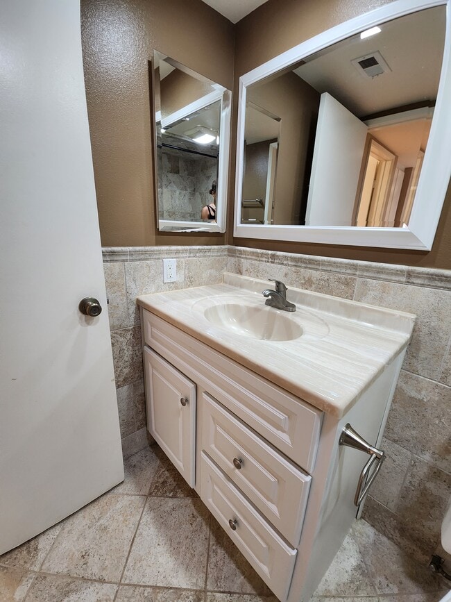 Building Photo - 1502 Rock Glen Ave