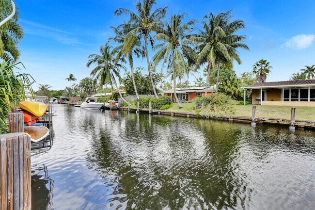 Building Photo - 1613 SW 5th Ct