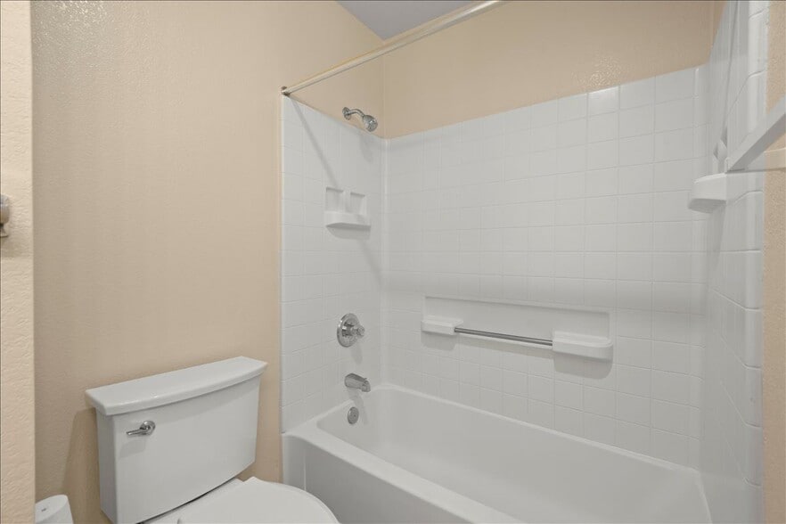 Building Photo - 38806 Litchfield Cir