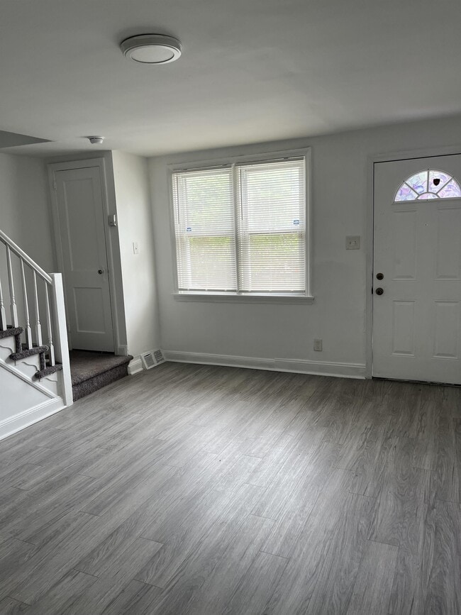 Building Photo - 240 W 21st St