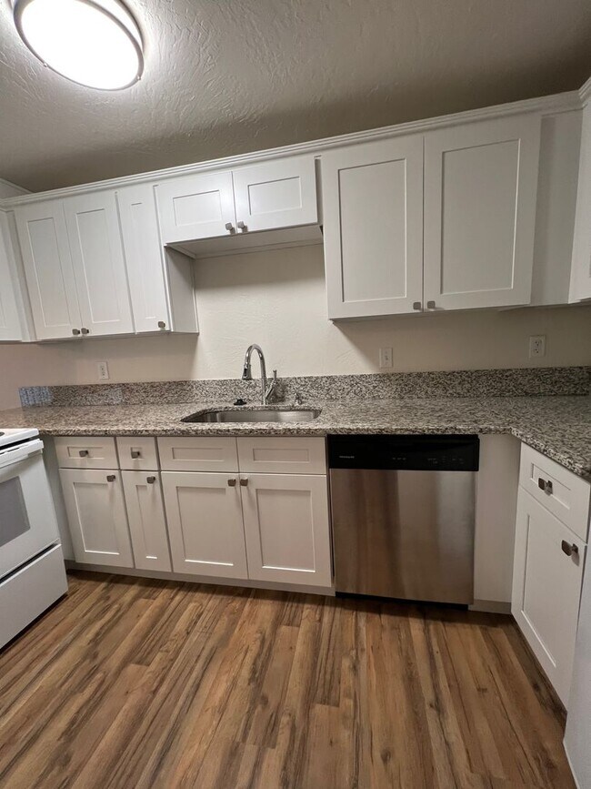 Building Photo - 2 Bedroom Condo in Lake Oswego