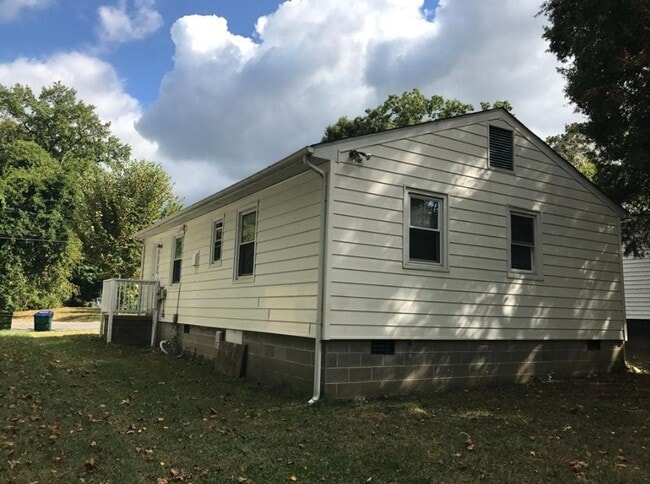 Building Photo - 3 bedroom house on quiet dead end! All ele...