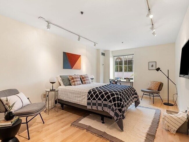 Building Photo - "Spacious 2-Bed Retreat with Granite Touches & Pool Access in Cambridge's Heart!"