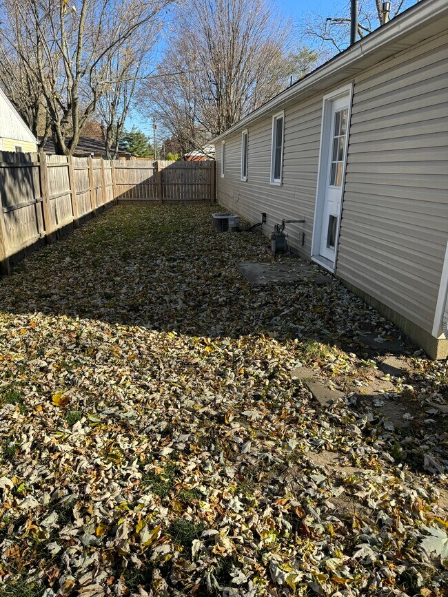 Private backyard - 3900 W 11th St