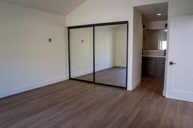 Building Photo - Completely Remodeled 3br Townhome in UTC