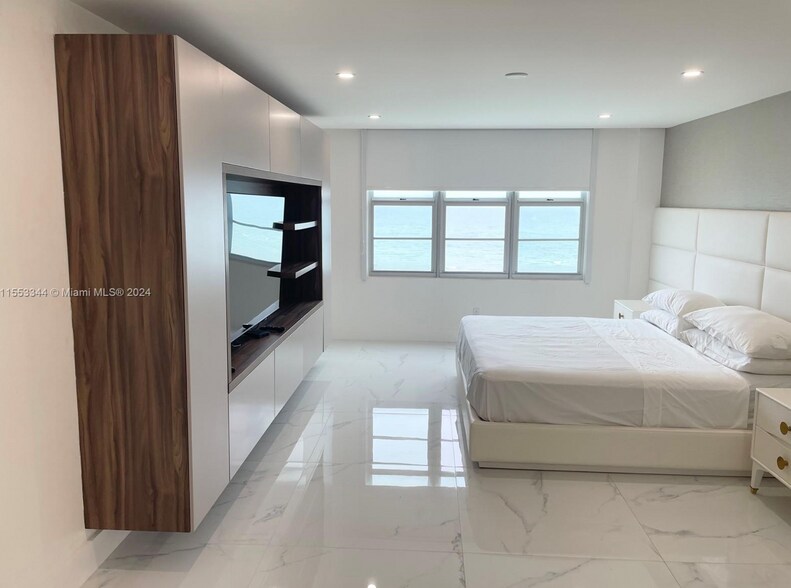 Building Photo - 5151 Collins Ave