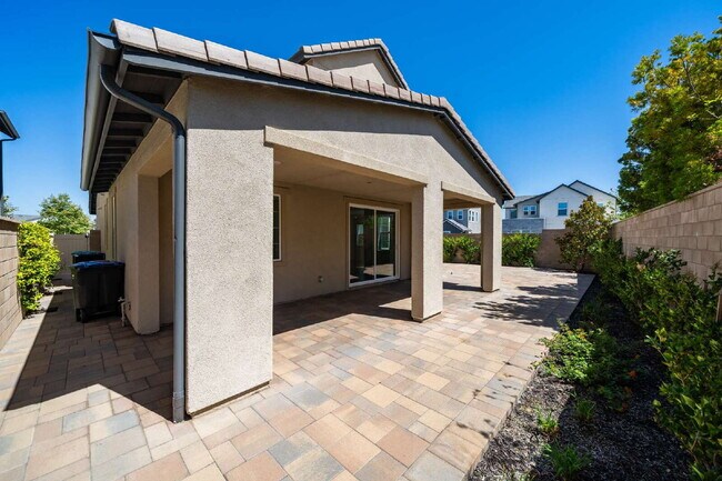 Building Photo - Luxury Living at The Farm