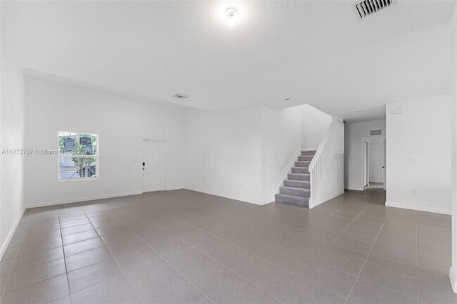 Building Photo - 2700 SE 23rd Ave