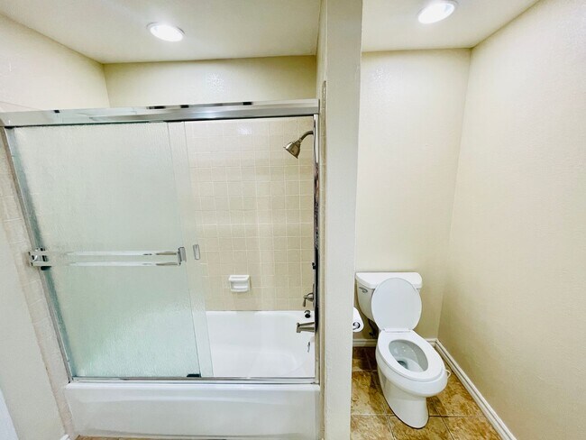 Building Photo - Beautiful 4 Bed 3 Bath + Huge Bonus Room A...