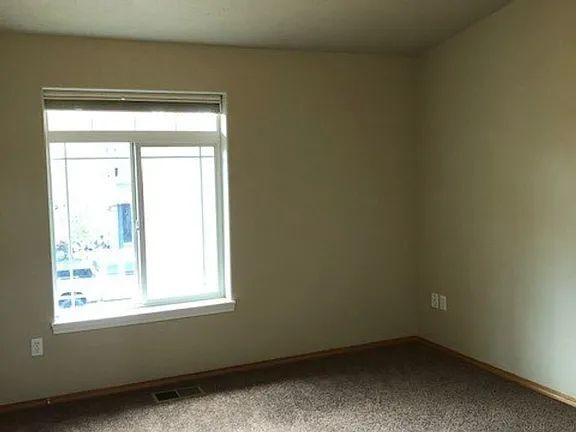 Building Photo - "Charming 3-Bedroom McMinnville Home with Cozy Fireplace and Spacious Living!"