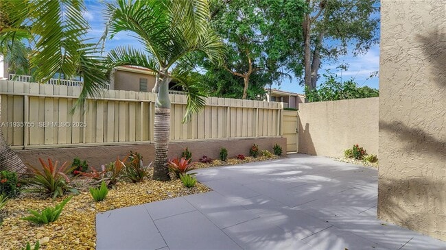 Building Photo - 205 Dunwoody Ln