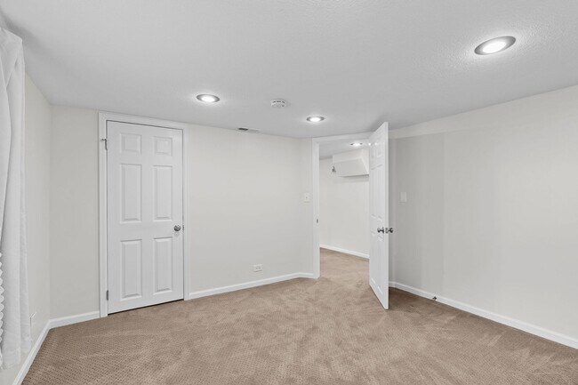 Building Photo - Stunning 4 Bed 2 Bath Home across the Stre...