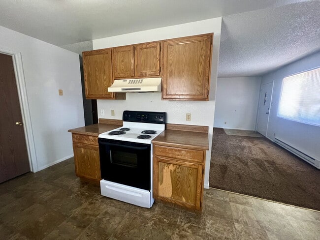 Building Photo - Upper level two bedroom, one bathroom clos...